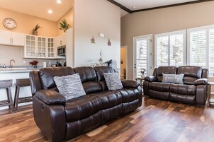 House, Multiple Beds, Patio, Mountain View (Elk Rim 1156 Pine) | Living area | Fireplace