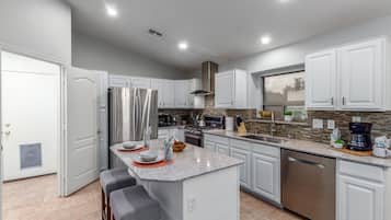 House, Berbilang Katil, Pool Access, City View (165th Goodyear) | Dapur peribadi | Pembancuh kopi/teh