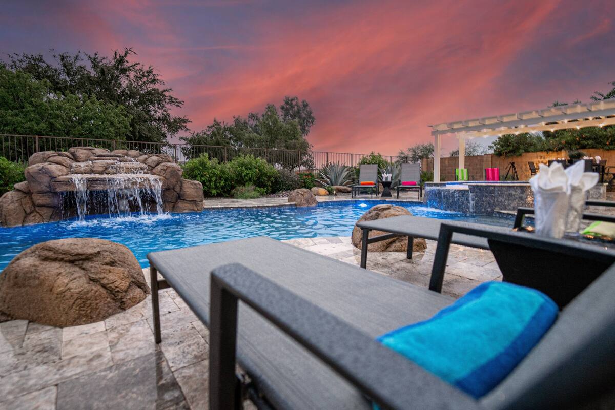 Una piscina al aire libre