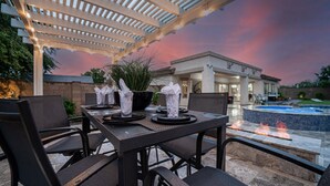 Rumah, Beberapa Tempat Tidur, akses ke kolam renang, pemandangan gunung (Desert Queen Queen Creek) | Halaman properti