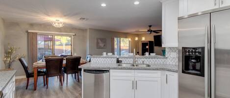 Maison, plusieurs lits, accÚs piscine, vue ville (Escuda Phoenix) | Cuisine privée
