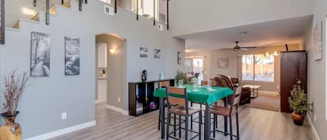 House, Multiple Beds, Pool Access, City View (Escuda Phoenix) | Dining