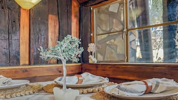 Amenidades de baño de diseñador, toallas, papel de baño