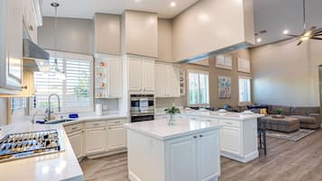 House, Multiple Beds, Pool Access, Mountain View (Granada Mesa) | Private kitchen | Coffee/tea maker