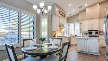 House, Multiple Beds, Pool Access, Mountain View (Granada Mesa) | Dining