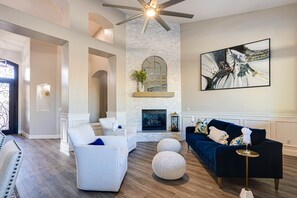 Ferienhaus, Mehrere Betten, Poolzugang, Bergblick (Granada Mesa) | Wohnbereich | Kamin