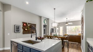 Rumah, Beberapa Tempat Tidur, akses ke kolam renang, pemandangan kota (Harrison Chandler) | Dapur pribadi