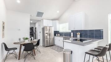 Rumah, Beberapa Tempat Tidur, beranda, pemandangan kota (Dayton Coronado Historic District ) | Dapur pribadi | Mesin pembuat kopi/teh