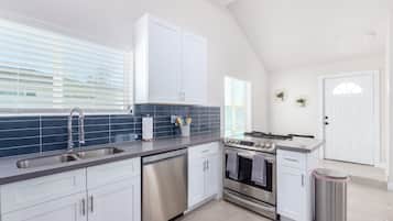 Rumah, Beberapa Tempat Tidur, beranda, pemandangan kota (Dayton Coronado Historic District ) | Dapur pribadi | Mesin pembuat kopi/teh