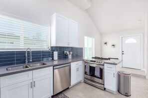 House, Multiple Beds, Lanai, City View (Dayton Coronado Historic District ) | Private kitchen