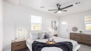 Hus, flere senger, lanai, byutsikt (Dayton Coronado Historic District ) | 2 soverom, individuelt dekorert, individuelt innredet og sengetøy