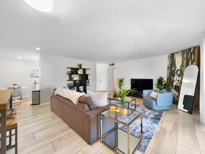 House, 2 Queen Beds, Patio, City View (Hazelwood Scottsdale) | Living area
