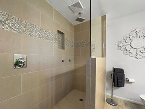 Hus - 2 queensize-senge - terrasse - byudsigt (Hazelwood Scottsdale) | Badeværelse | Designertoiletartikler, håndklæder, Toiletpapir