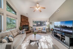 Maison, plusieurs lits, patio, vue montagne (Lookout Payson) | Coin séjour | Cheminée