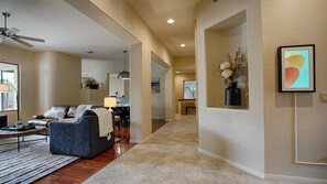 獨棟房屋, 多張床, 可使用泳池, 城市景觀 (Lynx Chandler/Ocotillo) | 起居區 | 壁爐、MP3 底座