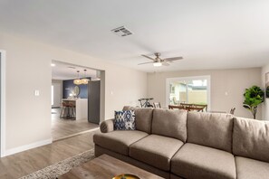 Huis, Meerdere bedden, toegang tot zwembad, uitzicht op de stad (Marigold Tempe) | Woonruimte | Een mp3-dock