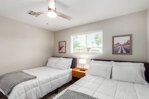 ハウス ベッド (複数台) プールアクセス シティビュー (Marigold Tempe) | 3 室のベッドルーム、客室ごとに異なる装飾、客室ごとに異なるインテリア、ベッドシーツ