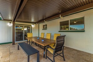 ハウス ベッド (複数台) プールアクセス シティビュー (Marigold Tempe) | 屋外ダイニングエリア