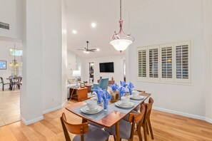 Casa, várias camas, acesso à piscina, vista para a cidade (Mary Katherine Scottsdale) | Opções para refeição