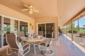 Casa, varias camas, acceso a la piscina, vistas a la ciudad (Michigan 2 Sun Lakes) | Restaurante al aire libre