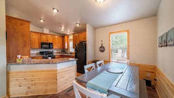 House, Multiple Beds, Patio, Mountain View (Old County Pine) | Private kitchen | Coffee/tea maker