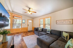 하우스, 침대(여러 개), 파티오, 산 전망 (Old County Pine) | 거실 공간