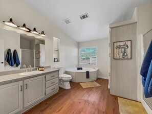 Ferienhaus, Mehrere Betten, Terrasse, Bergblick (Old Whitmer Place Apache Junction) | Badezimmer | Designer-Toilettenartikel, Handtücher, Toilettenpapier