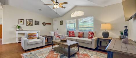 Maison, plusieurs lits, patio, vue montagne (Old Whitmer Place Apache Junction) | Coin séjour