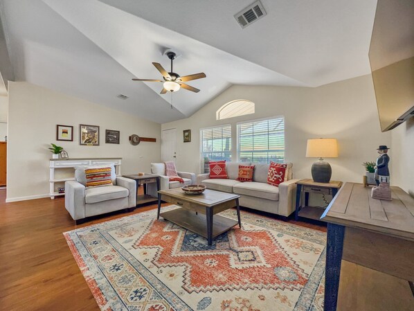 Ferienhaus, Mehrere Betten, Terrasse, Bergblick (Old Whitmer Place Apache Junction) | Wohnbereich