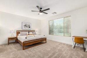 ハウス ベッド (複数台) プールアクセス シティビュー (Powell Chandler) | 部屋からの景観