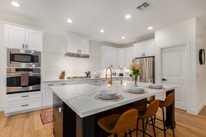 ハウス ベッド (複数台) プールアクセス シティビュー (Powell Chandler) | 専用キッチン | コーヒー / ティーメーカー、ダイニングテーブル