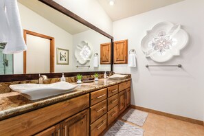 Casa, varias camas, acceso a la alberca, vista a la montaña (Ridgeway Fountain Hills) | Baño | Amenidades de baño de diseñador, toallas, papel de baño 