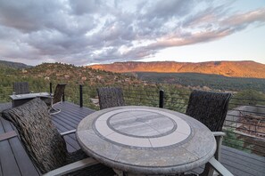 Outdoor dining - Ruin Hill Kokopeli Pine (Pine)