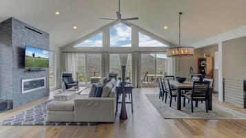 House, Multiple Beds, Patio, Mountain View (Ruin Hill Kokopeli Pine) | Living area | Fireplace