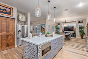 Ferienhaus, Mehrere Betten, Poolzugang, Stadtblick (Runaway Bay Chandler) | Eigene Küche | Wasserkocher mit Kaffee-/Teezubehör