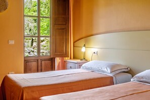 3 habitaciones, tabla de planchar con plancha, wifi y ropa de cama