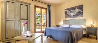 Villa of approximately 150 m2 located on the ground floor and on two levels with air conditioning, independent heating and wi fi line.Composed of a large living room with independent equipped kitchen, fridge, microwave oven, toaster, sofa and satellite t