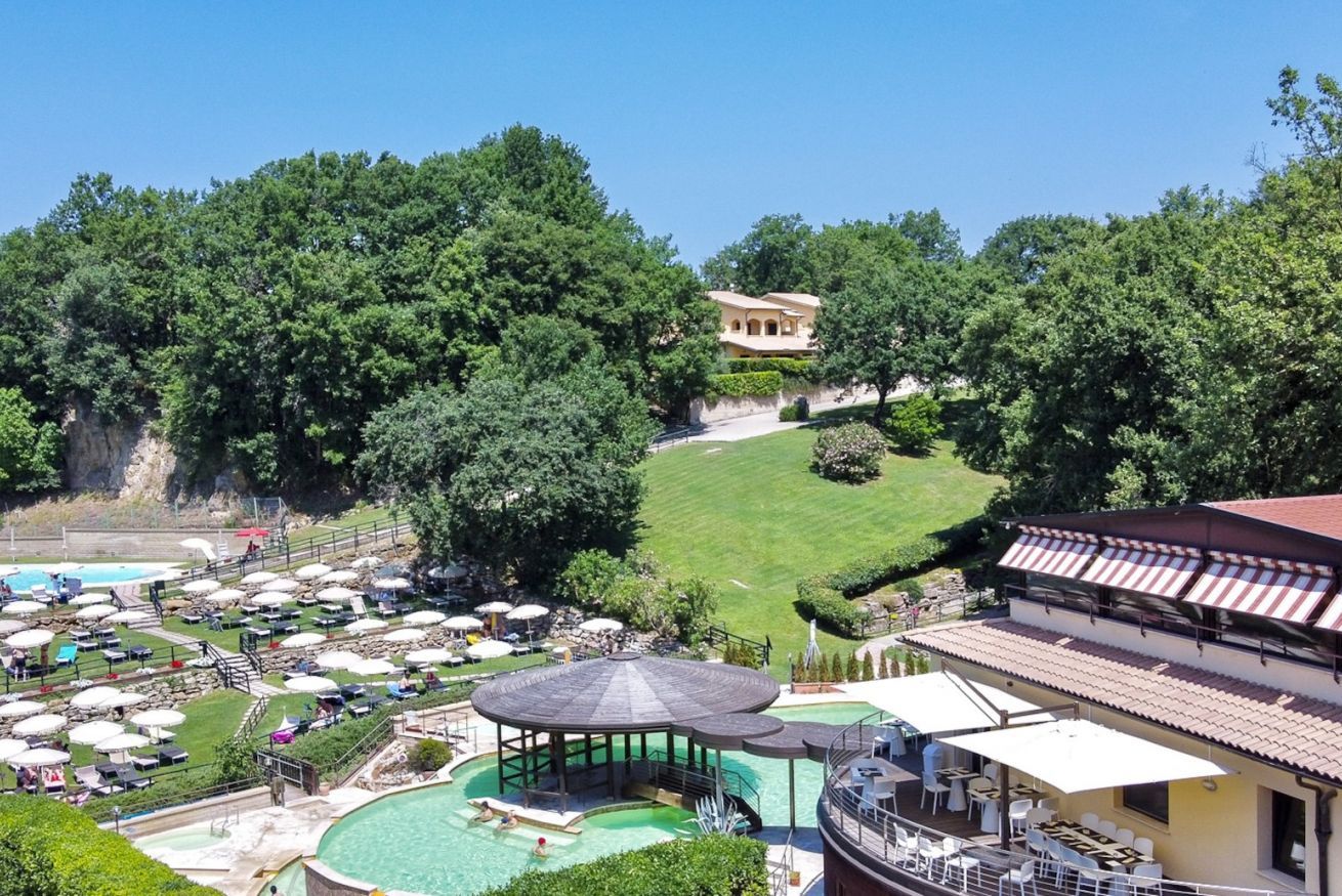 Un complexe hôtelier doté d’une grande piscine, d’un espace extérieur aménagé et d’un belvédère.