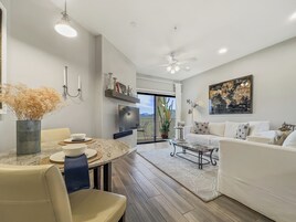 公寓式客房, 1 张大床, 使用泳池, 山景 (Saguaro #202 Fountain Hills) | 起居区 | 壁炉