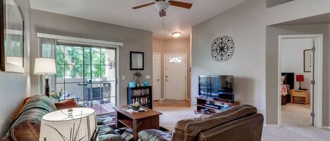 Appart'hôtel, plusieurs lits, accès piscine, vue montagne (Southern #2055 Mesa) | Coin séjour