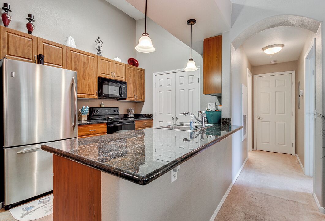 Condo, varias camas, acceso a la alberca, vista a la montaña (Southern #2055 Mesa) | Cocina privada | Cafetera y tetera 