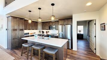 House, Multiple Beds, Balcony, Mountain View (Sundial Circle Pine) | Private kitchen | Coffee/tea maker