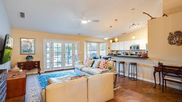 Casa, várias camas, acesso à piscina, vista para a montanha (Western Star Ahwatukee) | Área de estar