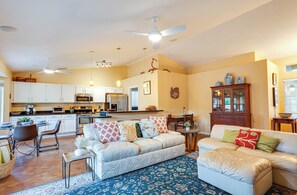 Ferienhaus, Mehrere Betten, Poolzugang, Bergblick (Western Star Ahwatukee) | Wohnbereich