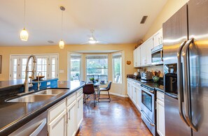 Casa, varias camas, acceso a la piscina, vistas a la montaña (Western Star Ahwatukee) | Cocina privada | Cafetera o tetera