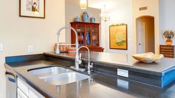 Casa, várias camas, acesso à piscina, vista para a montanha (Western Star Ahwatukee) | Cozinha privada | Cafeteira/chaleira