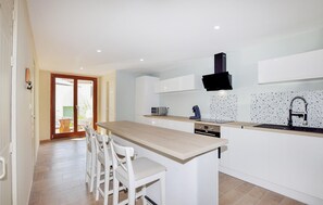 Geladeira, fogão, cooktop, cafeteira/chaleira