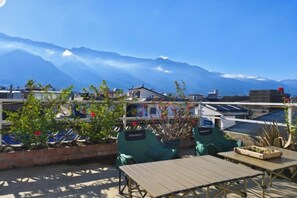 Outdoor dining - Walking Flowers Inn (Dali City)