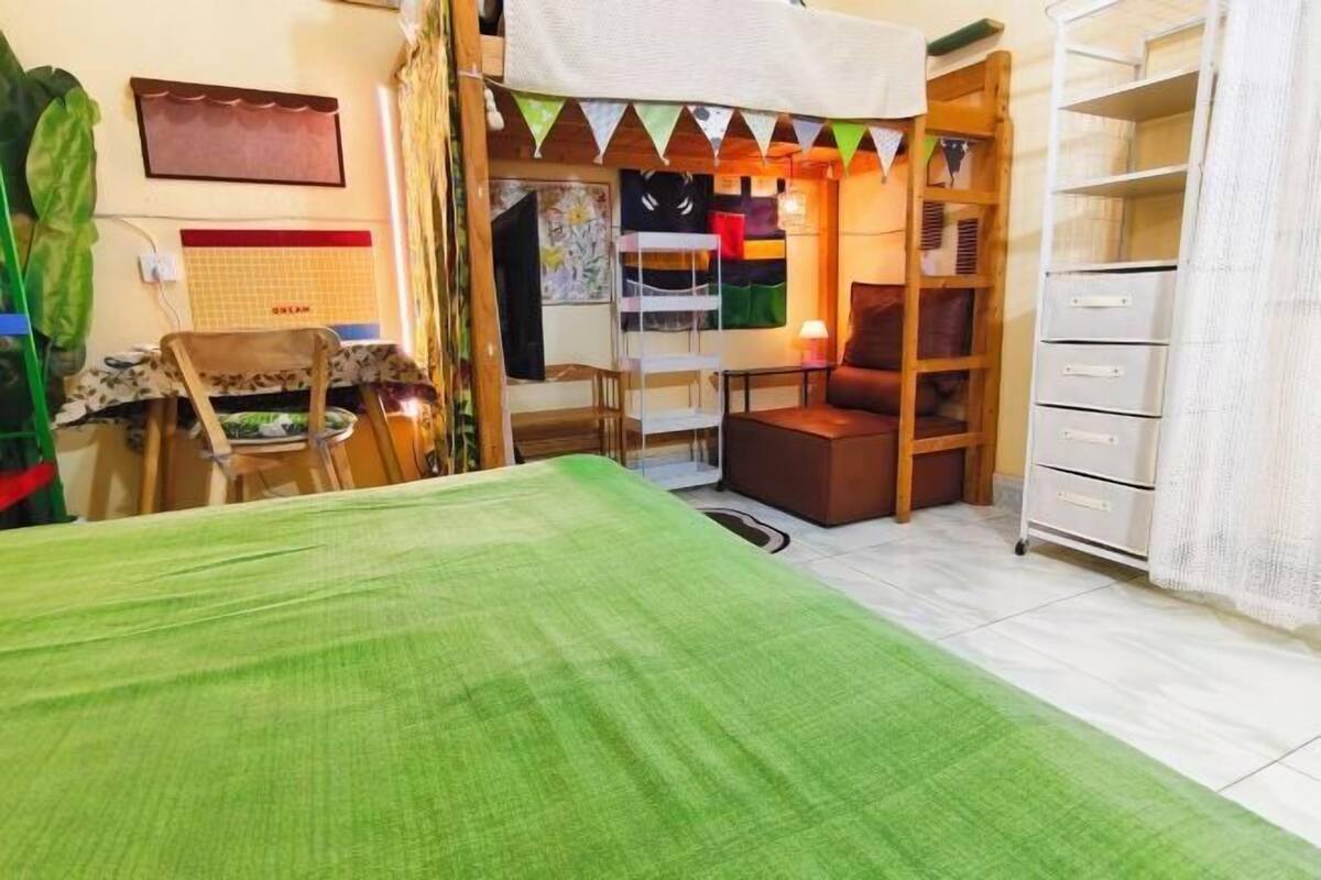 Une pièce comprenant un lit, un bureau, une chaise, une armoire et une étagère.