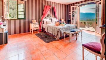 6 slaapkamers, een strijkplank/strijkijzer, wifi, beddengoed